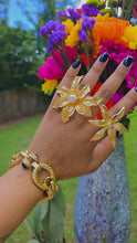 Load image into Gallery viewer, Gold Tone Link Bracelet
